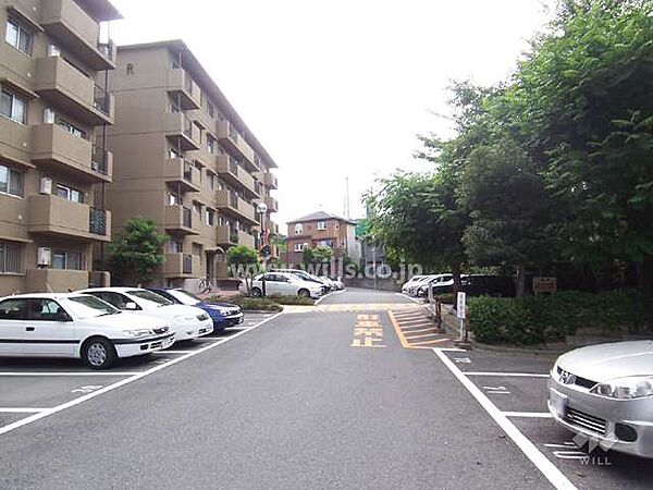 メゾン千里丘5番街R棟の北側前面道路