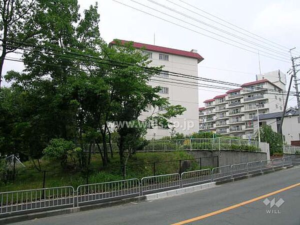 敷地の東側には二車線のバス通りが走っています。