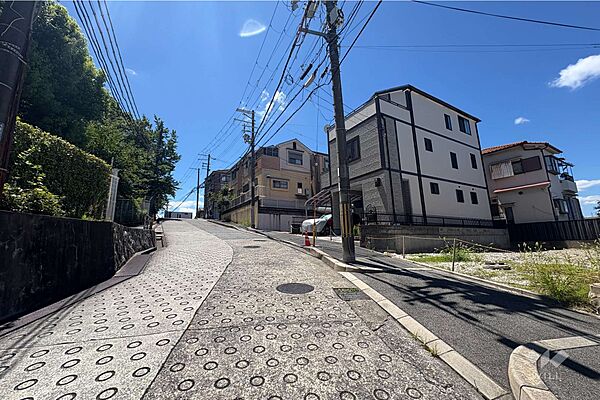 物件の東側前面道路（北側から）［2026年8月5日撮影］