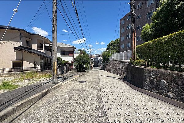 物件の東側前面道路（南側から）［2026年8月5日撮影］