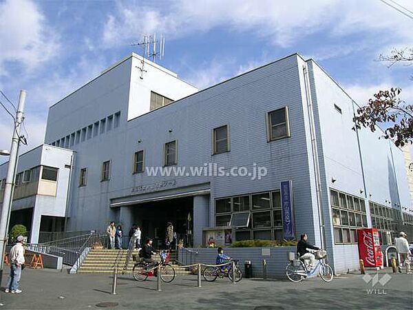 片山市民プールの外観