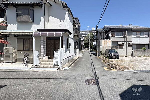 物件の東側前面道路（南側から）［2026年8月5日撮影］