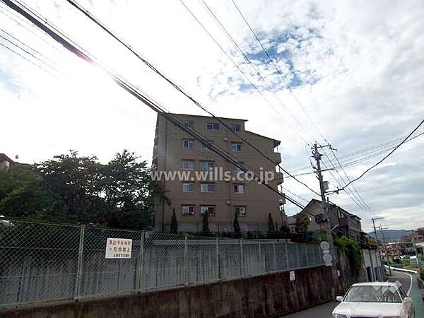 メゾン千里丘5番街T棟外観(東から撮影)