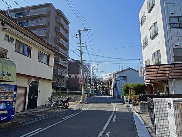 敷地北側の前面道路