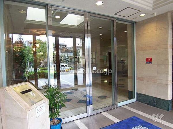 エントランスはオートロック付きです。