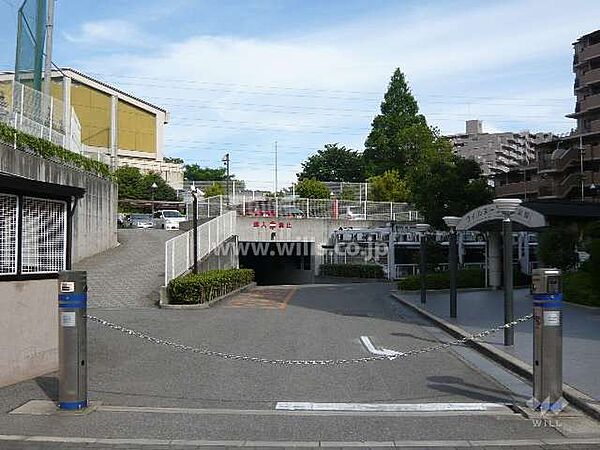 駐車場入り口（ロボットゲート付き）