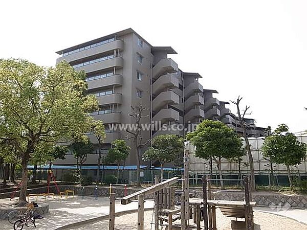 日興千里丘スカイマンションA棟の外観（北東側から）敷地に隣接して公園があります。