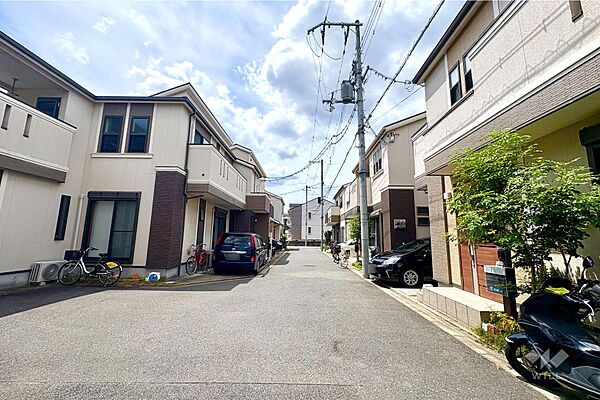 物件の北側前面道路（東側から）［2026年8月9日撮影］