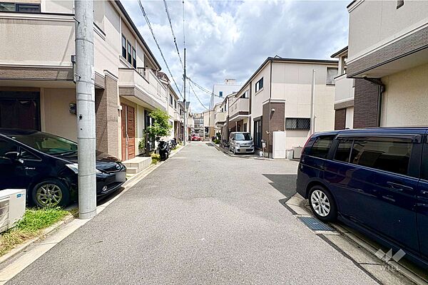 物件の北側前面道路（西側から）［2026年8月9日撮影］