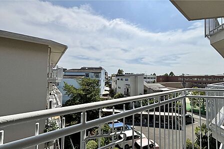 バルコニーからの眺め（南西方向）南向きなので日当たり、風通しともに良好です。