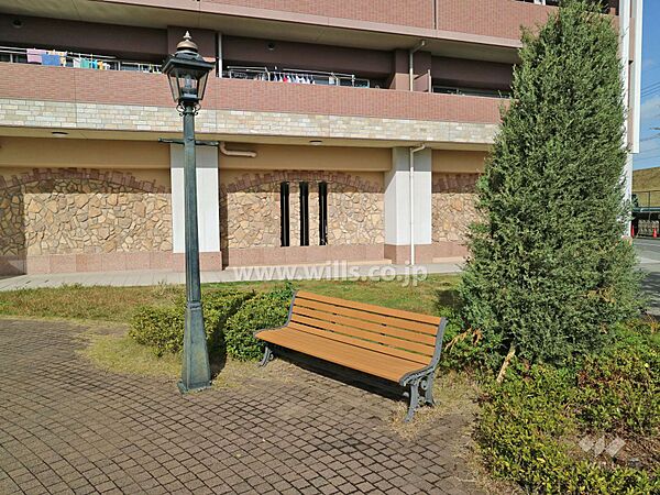 敷地内の各所に植栽スぺ―スが設けられています。