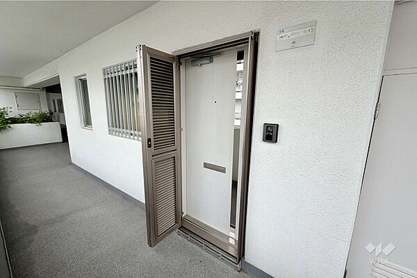 物件の玄関5階部分で、エレベーターからも近い住戸位置です。