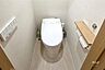 トイレ：トイレ令和7年7月に交換しています！温水洗浄便座付きです。コンパクトで使い勝手の良いトイレです！