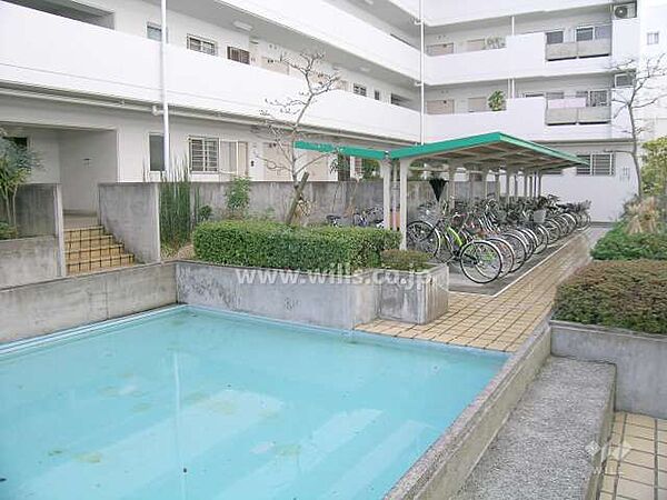 プールと駐輪場