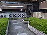 エントランス：植栽の緑がきれいなエントランスアプローチ