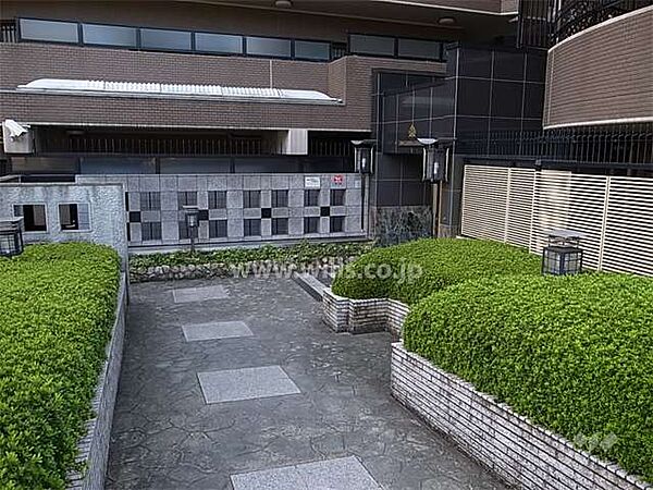 植栽の緑がきれいなエントランスアプローチ
