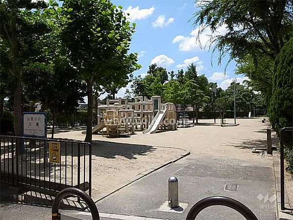 敷地に隣接して広々とした公園があります。