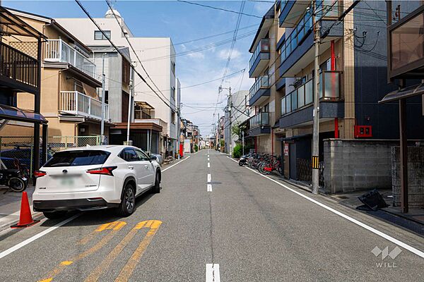 物件の北側前面道路（西側から）［2026年7月30日撮影］