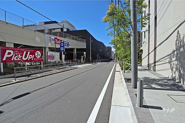敷地南側の前面道路（東側から）
