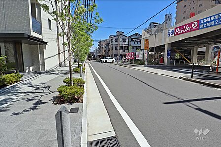 敷地南側の前面道路(西側から)