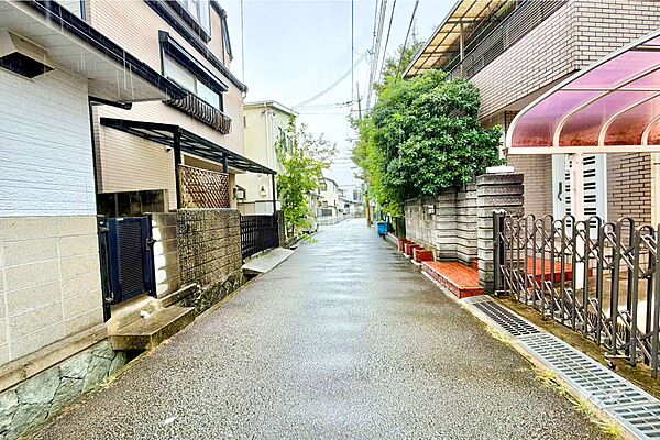物件の南側前面道路（東側から）［2026年9月10日撮影］