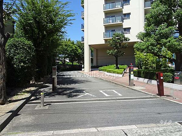 駐車場出入り口（ロボットゲート付き）