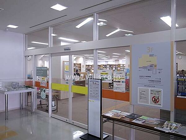千里図書館の外観