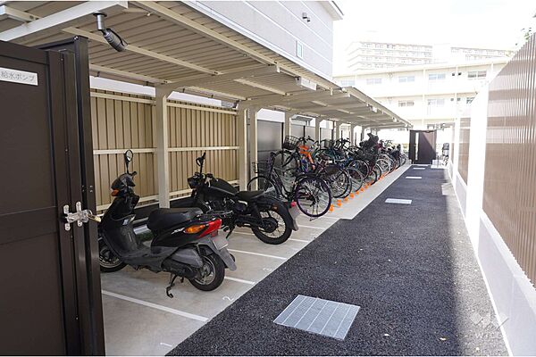 駐輪場・バイク置場。サイクルポートつきのため、自転車バイクが雨晒しになりません。最新の空き状況につきましてはお問い合わせください。