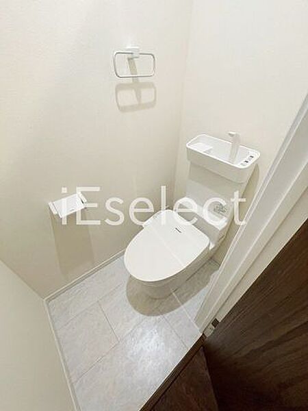 画像13:温水洗浄便座付きのトイレです