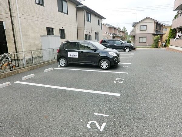 画像8:敷地内駐車場。