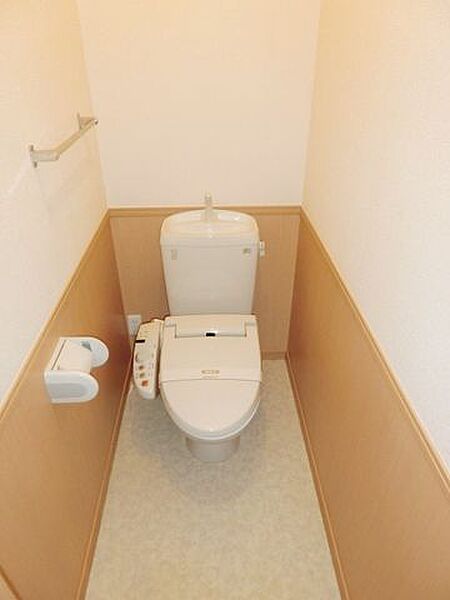 画像11:温水洗浄便座付きのトイレです