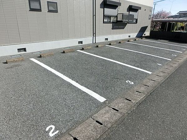 画像8:敷地内駐車場もございます