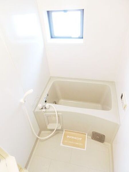浴室：換気のしやすい窓付きバスルーム