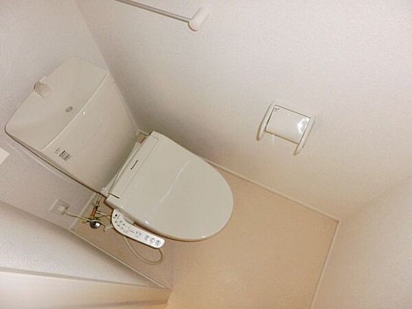 画像12:温水洗浄便座付きのトイレです