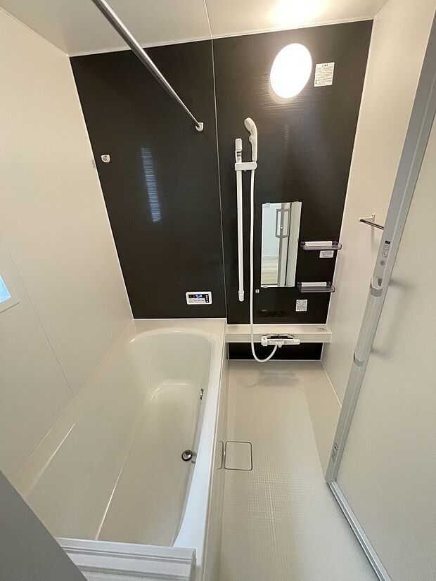 ゆったりと足を伸ばせるバスルームは小窓付きで換気も安心