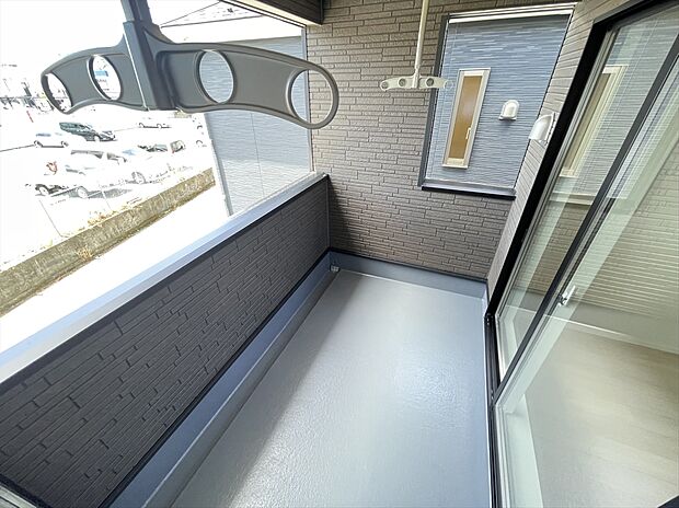 急な雨でも安心の屋根付きインナーバルコニー