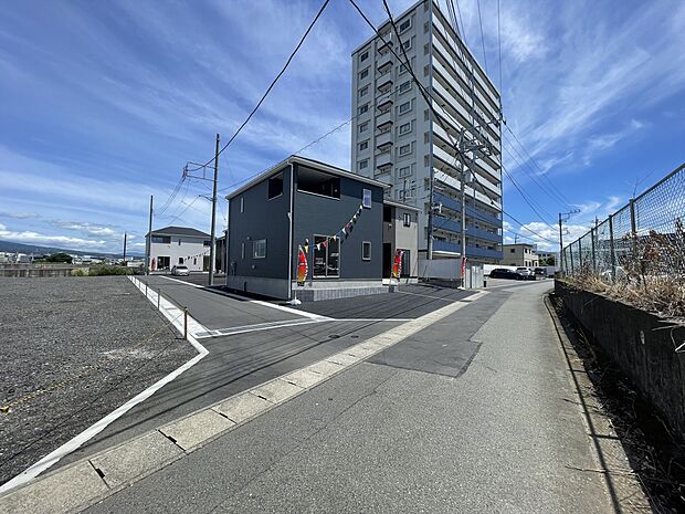 お車通りの少ない閑静な住宅街。
