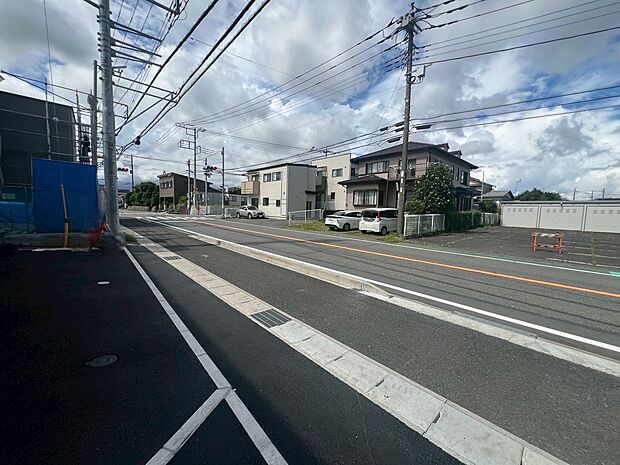 前面道路は幅員広々で駐車もスムーズです。
