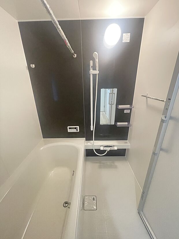 ゆったりと足を伸ばせるバスルームは小窓付きで換気も安心