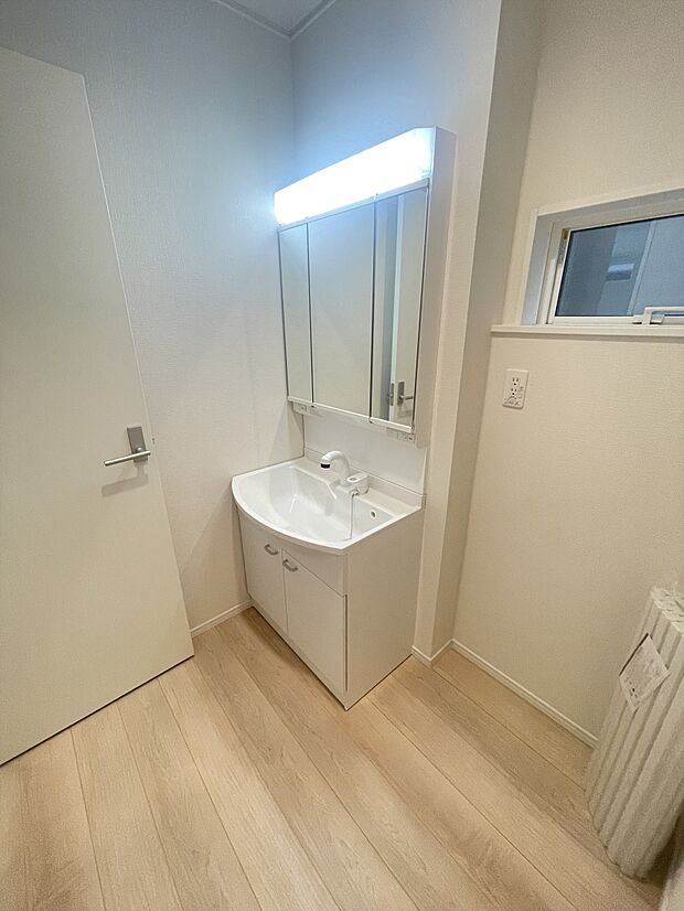 広々とした洗面室で毎朝の身支度もスムーズです。
