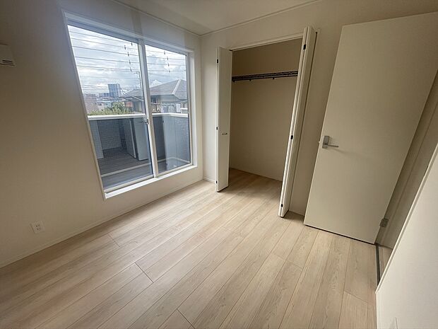 バルコニーに面した明るいお部屋