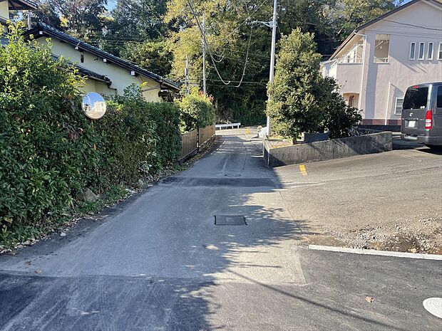 お車通りの少ない閑静な住宅街。