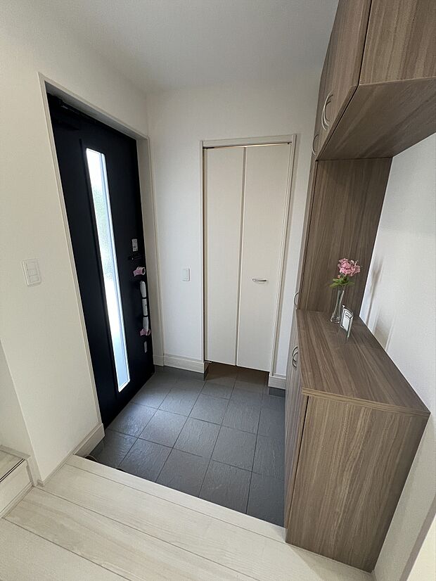 玄関には大きなシューズボックスを設置。