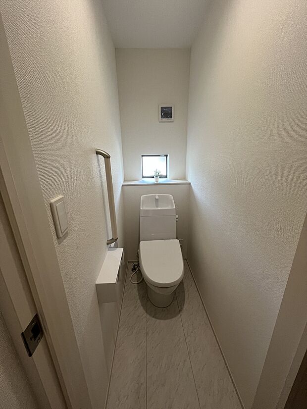 トイレ内にも小窓完備で換気も十分。