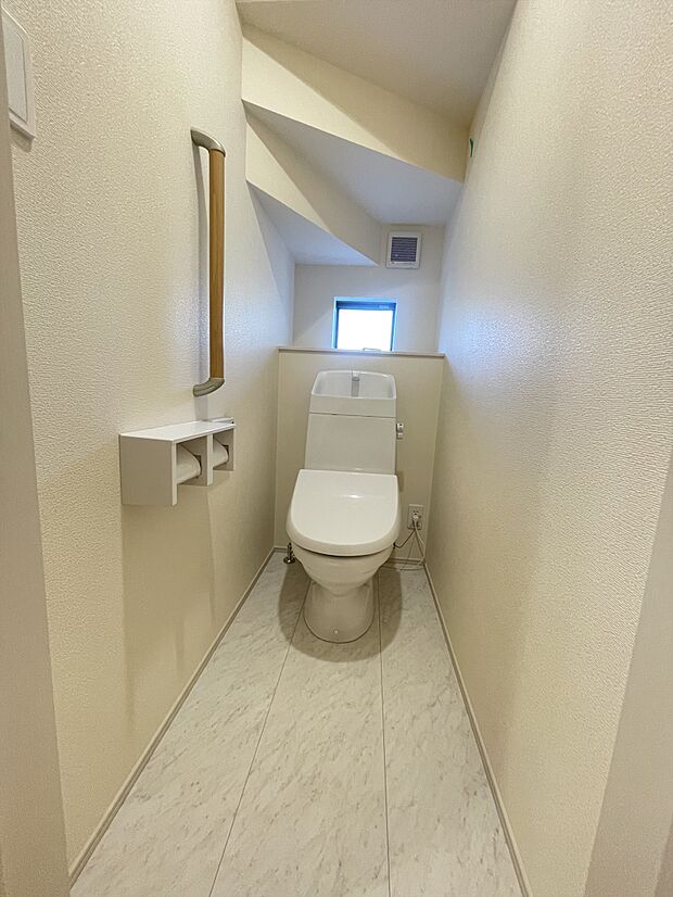 小窓から明るい陽の光が差し込むトイレ内。お好きなインテリアで素敵な空間を作ってください。