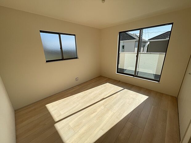 2階の居室にはそれぞれ大きな収納があり、スッキリとしたお部屋を保てます。