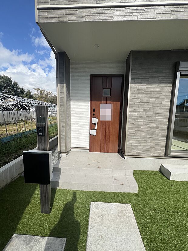 明るい南玄関!重厚感のある玄関ドアがお出迎え。