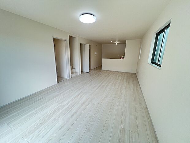 広々LDKは大きな家具もスッキリ配置できますね。