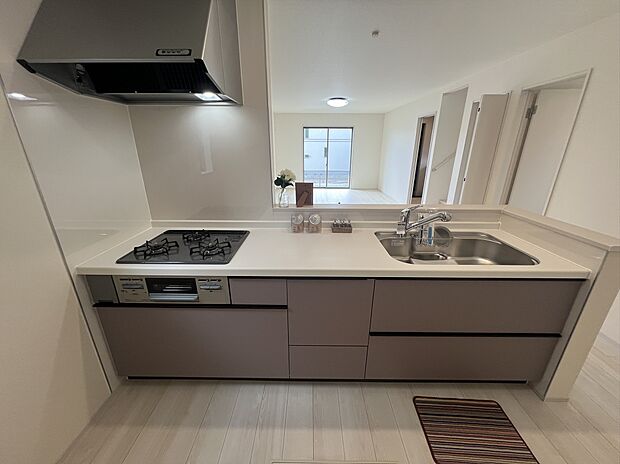 キッチンは収納も沢山あり、スッキリ空間を保てます。