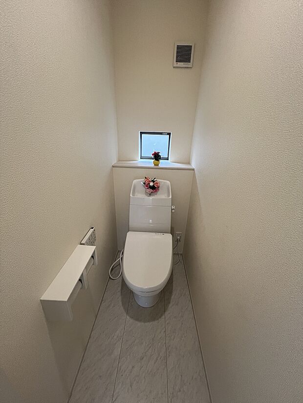 トイレ内もホワイトカラーで清潔感溢れる空間です。